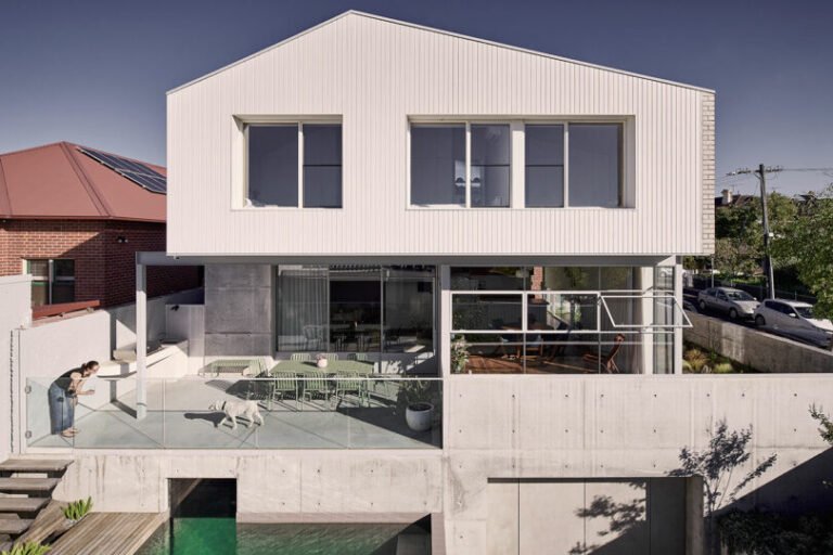 The Salmon House in Melbourne Offers Layered Design and Urban Warmth