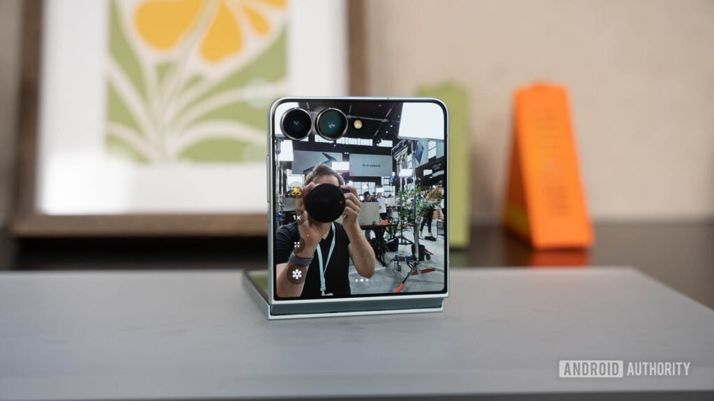Samsung’s FlipShot feature for Flip phones is a goofy take on ‘Made You Look’