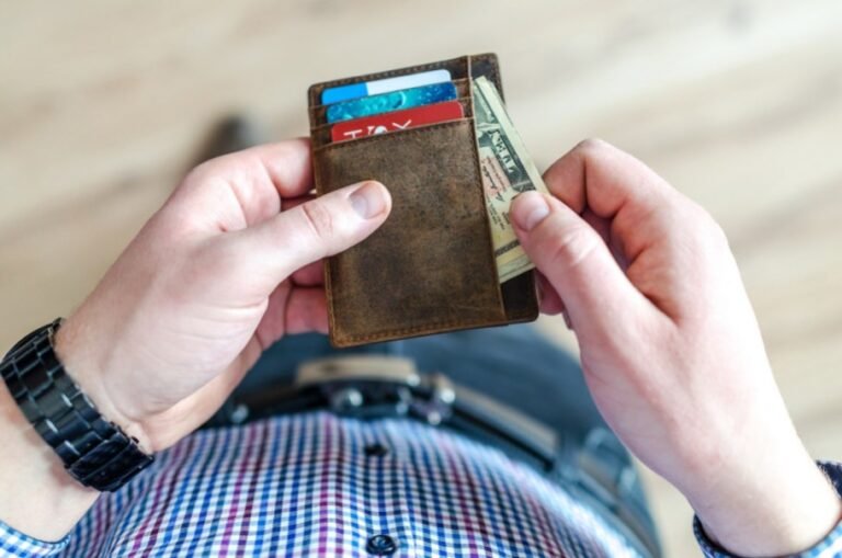 How Much to Tip (Or Not Tip) in Every Situation from Weddings to Grabbing Coffee