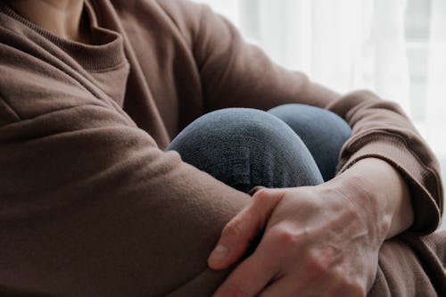 “Loneliness Creep” Is Real, & Moms Are Especially Vulnerable