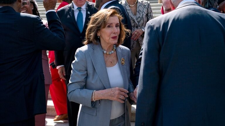 Pelosi endorses stock trading ban