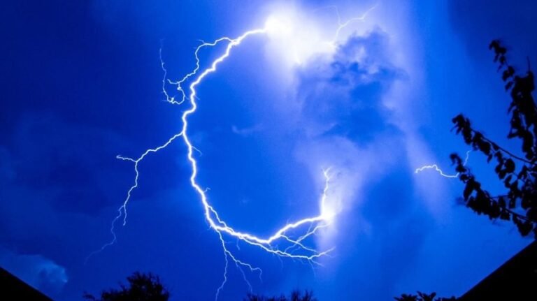 Where and when are lightning deaths most common in the US?
