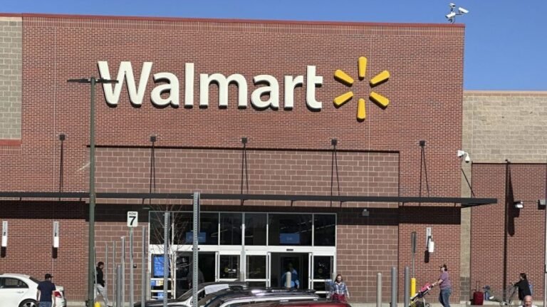 Which stores and restaurants will be open for Labor Day 2025?