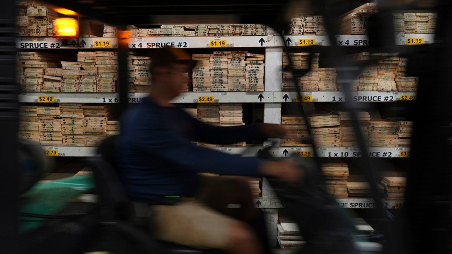 Dark clouds emerge for Trump on economy