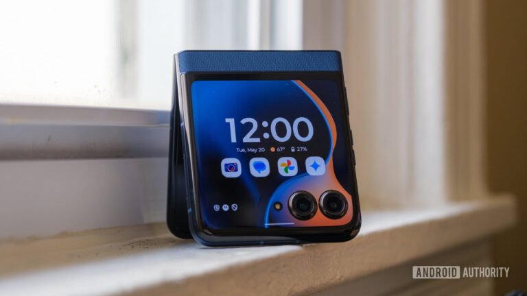 This $100 discount makes the Motorola Razr 2025 my favorite budget flip phone