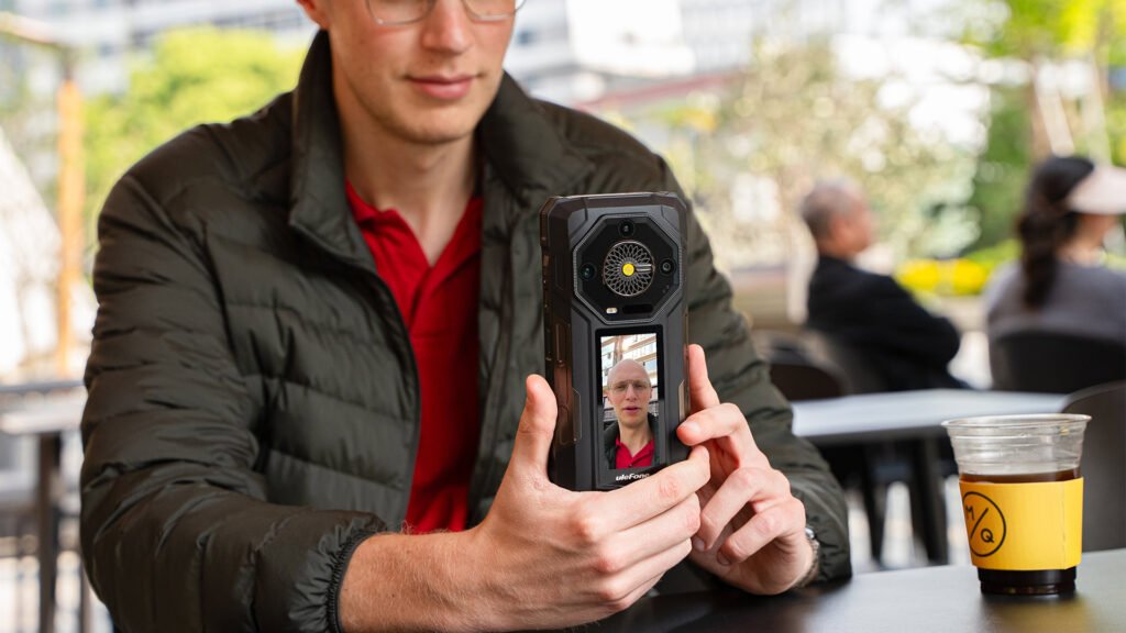 The Ulefone Armor 33 Pro's rear screen is a versatile tool