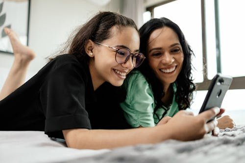 Don’t Wing It For Your Kid’s First Phone, This Simple Pact Can Help