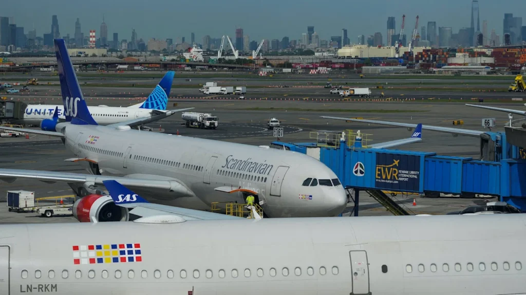 FAA will keep limiting Newark airport flights through October 2026