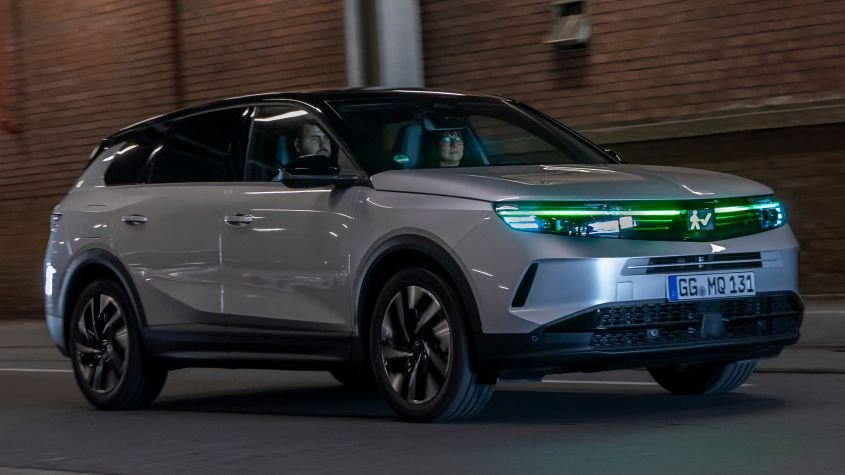 Vauxhall prototype SUV with new safety related lights - picures