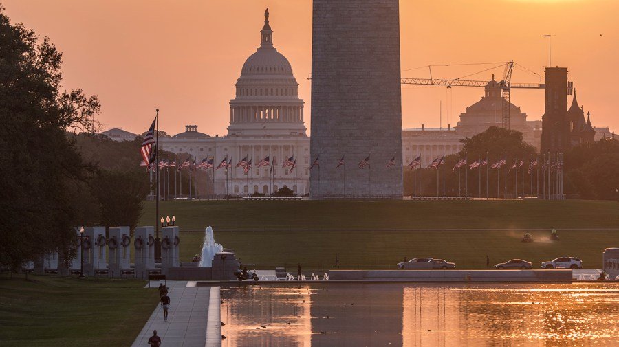 Shutdown looms as deal evades Congress 