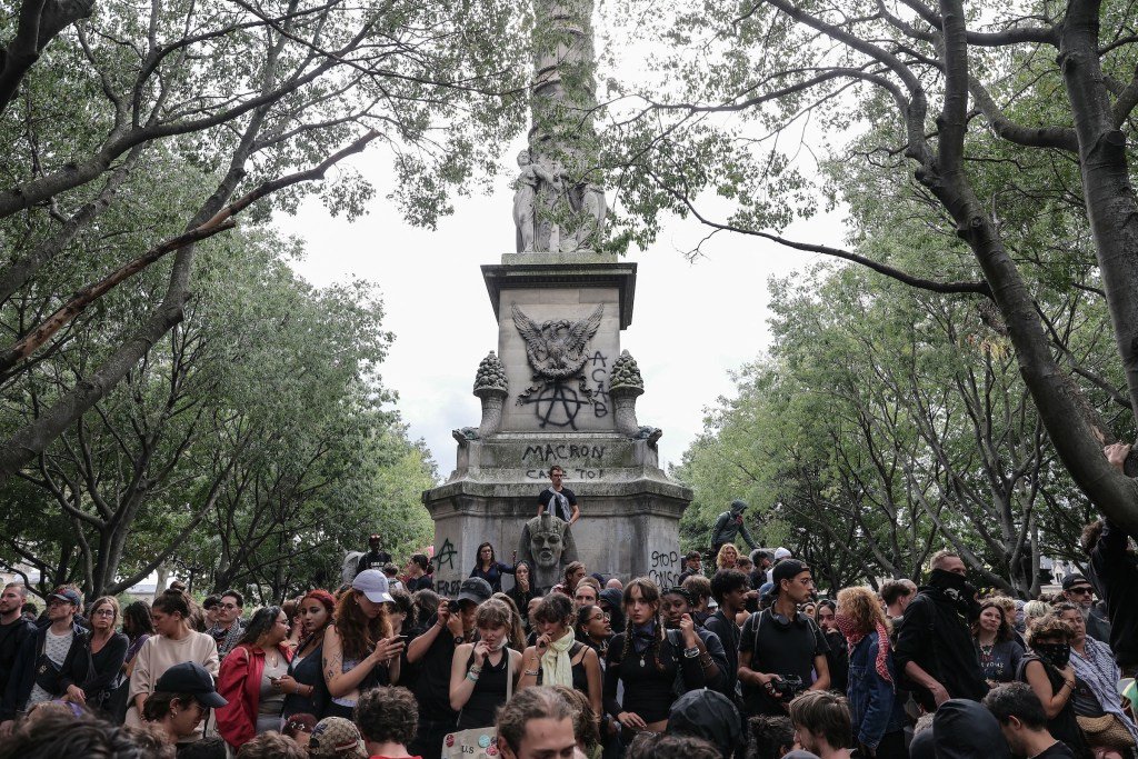 Major French Museums Close Amid Labor Strikes