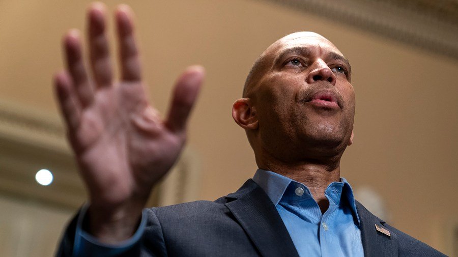 Watch live: Jeffries gives remarks amid government shutdown fight