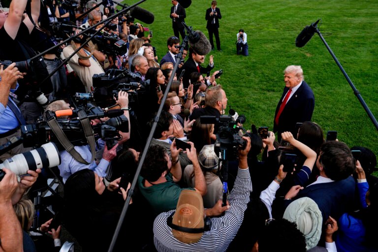 Trump is selling a strong economy. Voters aren’t buying it.