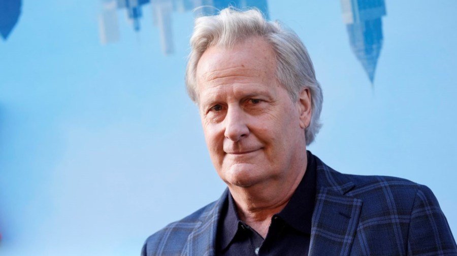 Jeff Daniels on Trump AI feces video: 'Would Lincoln have done that?'