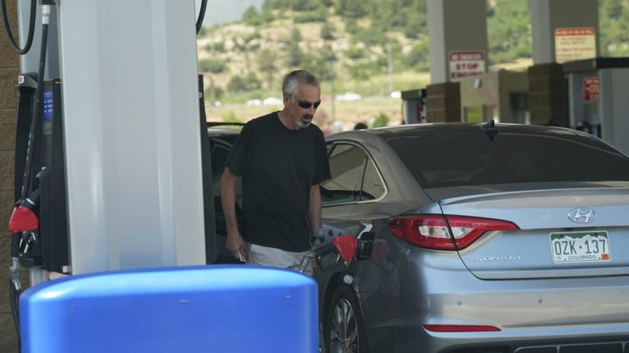 Consumers, Trump welcome low gas prices
