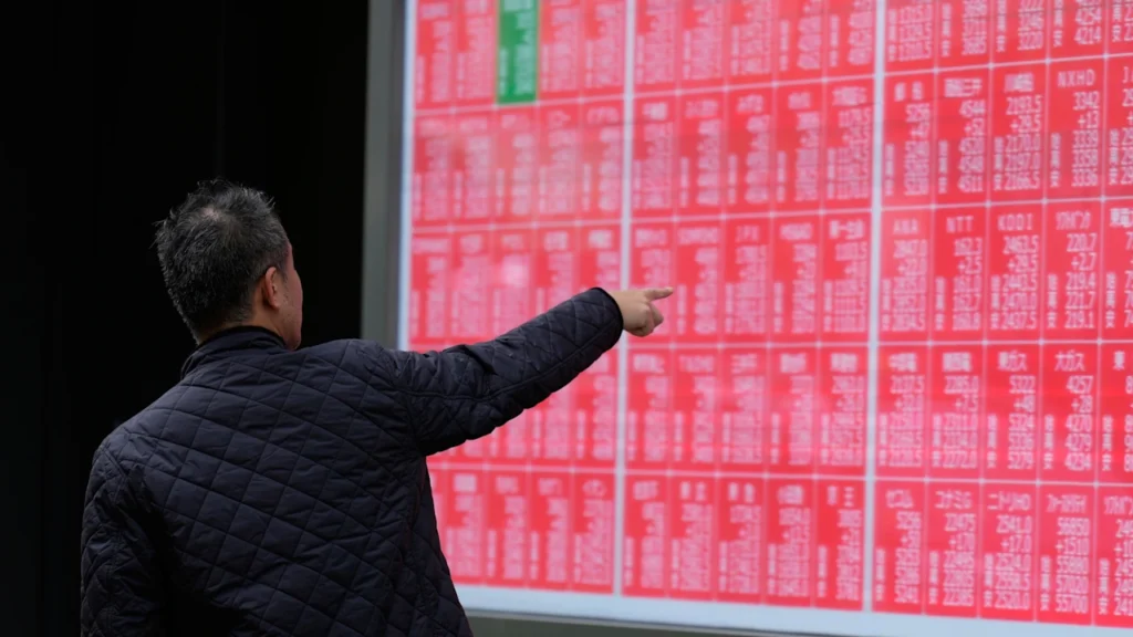 Amazon lifts markets to close out another winning week and month