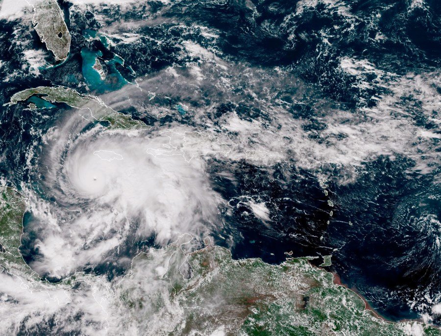 Video: Hurricane Hunters capture footage from inside Melissa's eye