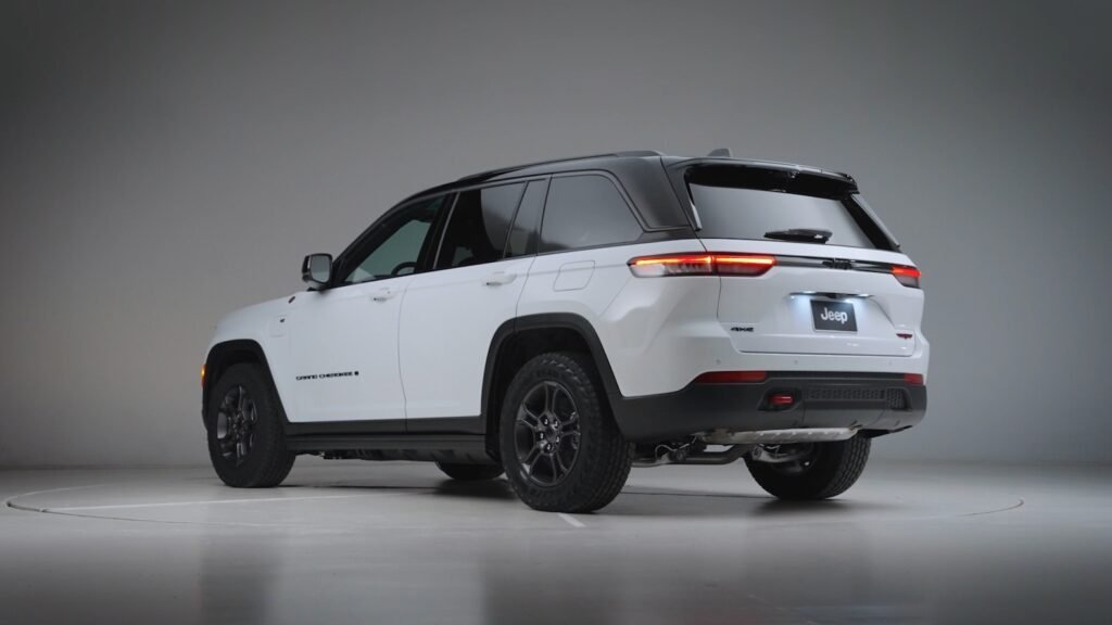 2026 Jeep Grand Cherokee Debuts New Hurricane Four-Cyl Turbo Engine