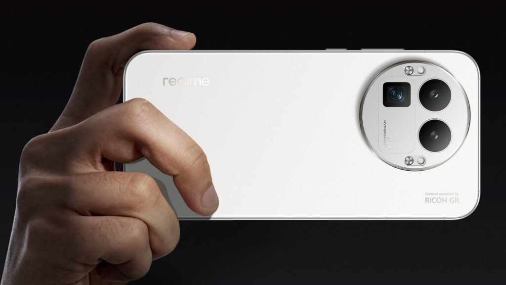 This new flagship might be the cheapest phone with a 200MP tele camera