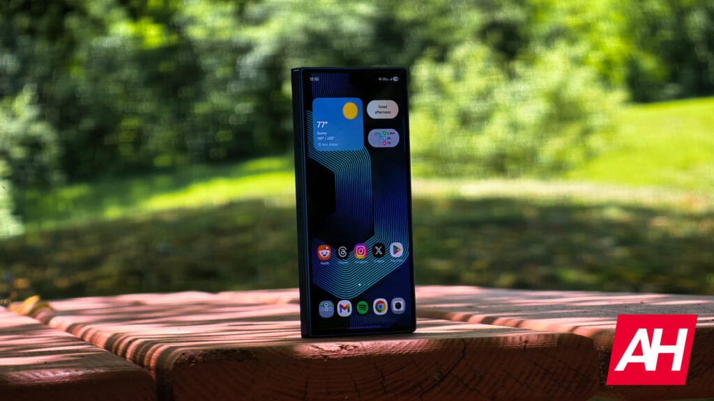 Global Smartphone Market Grows 3% in Q3 2025, Samsung Takes The Crown