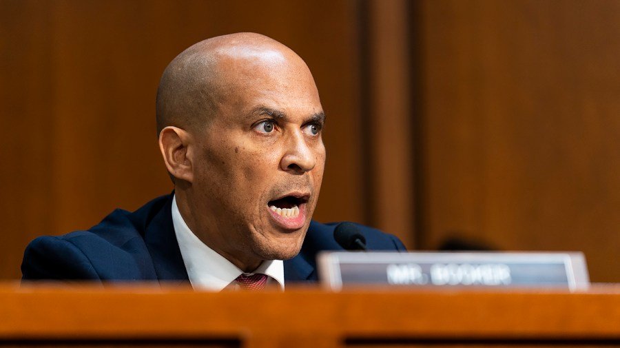 Podcaster presses Booker on Netanyahu photo: 'What the actual f‑‑‑'