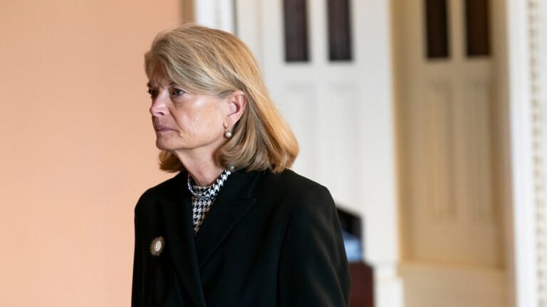 Murkowski votes 'no' on motion to adjourn to protest shutdown