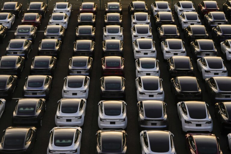 Elon Musk Wants Parked Teslas to Power a Global AI Network