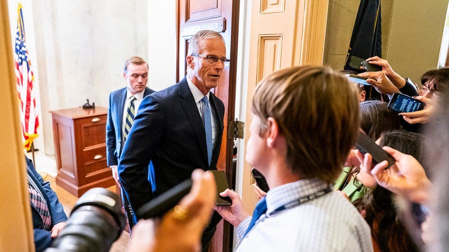 Democrats wobble as pressure to end shutdown ramps up