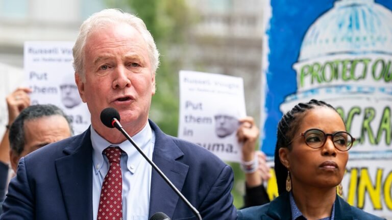 GOP senator blocks Democratic bill to pay all federal employees during shutdown
