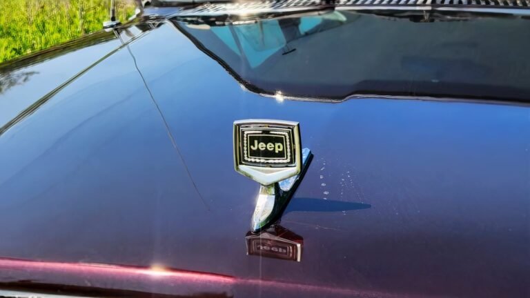 The 1990 Jeep Grand Wagoneer Was The Last SUV Built Without an ECU