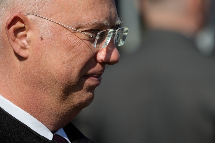 Putin's troll sets out to dupe the American right