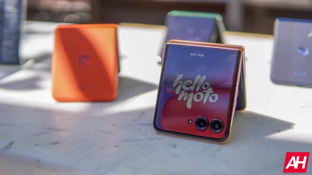 Motorola's outstanding razr 2024 foldable falls to $399