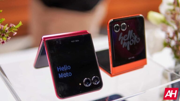 The 2024 Motorola Razr for $399 is a mega Black Friday discount