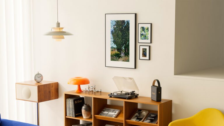 This E-Ink digital photo frame helps you create your own masterpieces