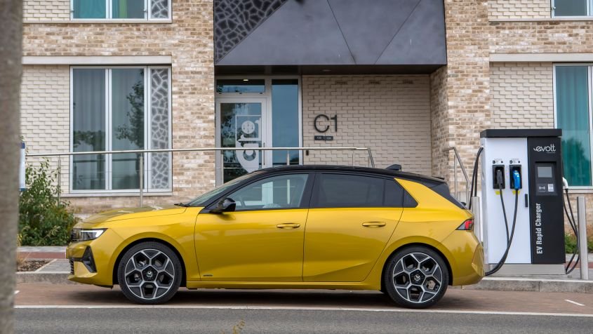 Vauxhall Astra PHEV gets huge £3k price cut and a bigger battery for improved EV range
