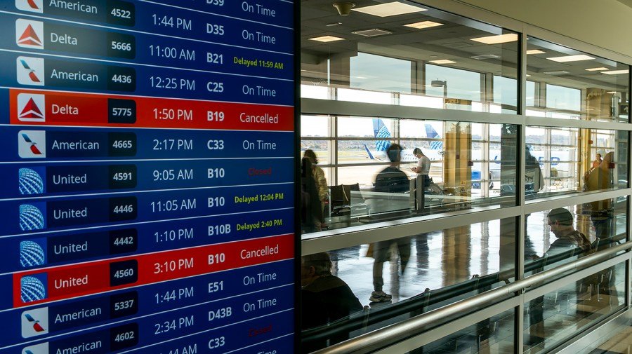 Flight cancellations mount as government shutdown continues