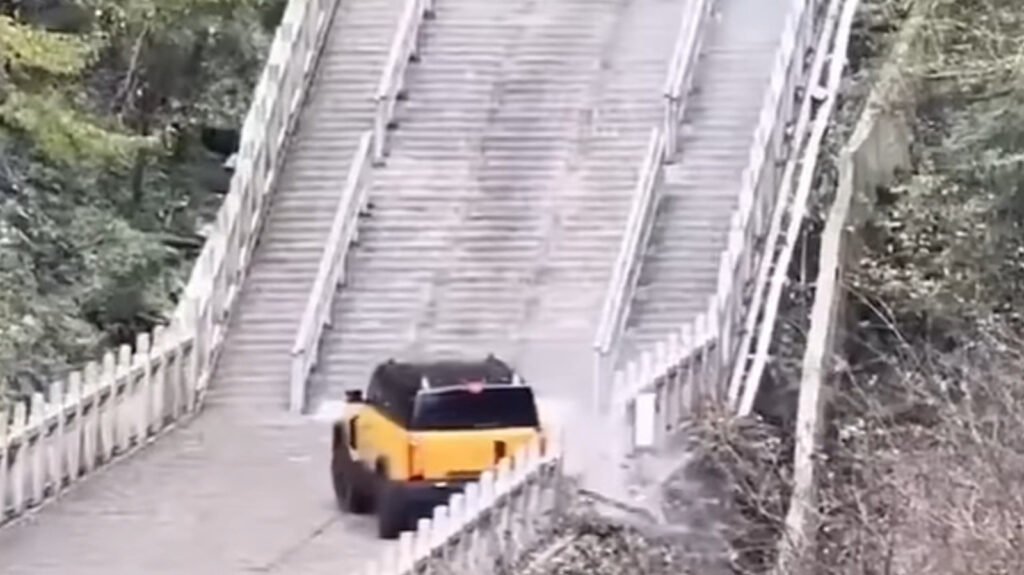Chinese Automaker Chery Attempts The Dragon Challenge That Range Rover Did With Ease, Fails Miserably