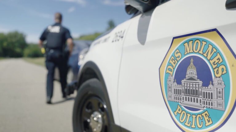 Des Moines Police Drives Off With A Rifle On The Roof