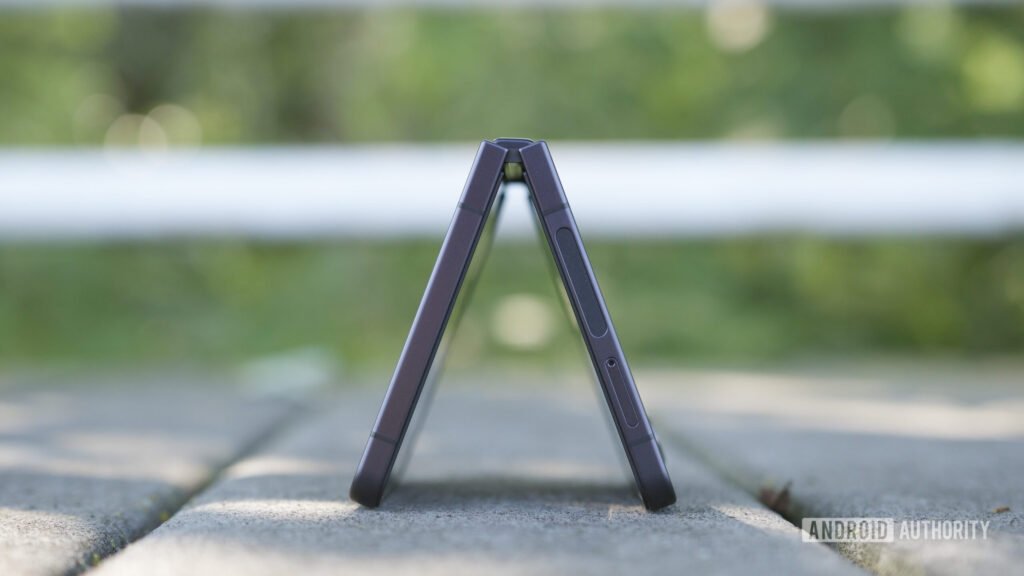 Samsung could apply the successful Galaxy Z Fold 7 formula to the Galaxy Z Flip 8