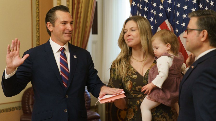 Speaker Johnson swears in Matt Van Epps after Tennessee special election