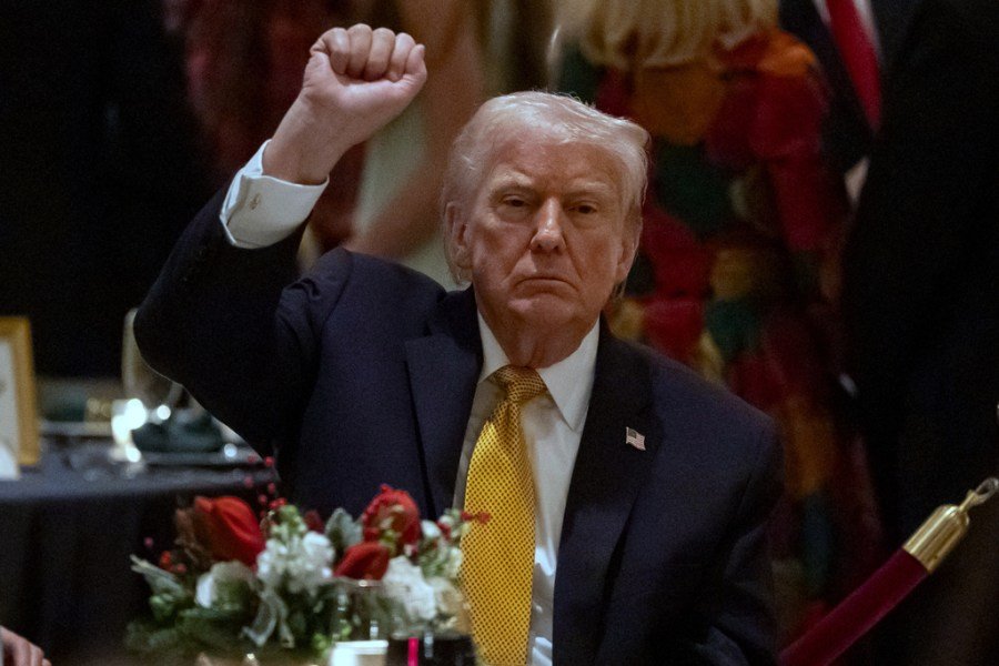 Trump blurs roles as businessman and president