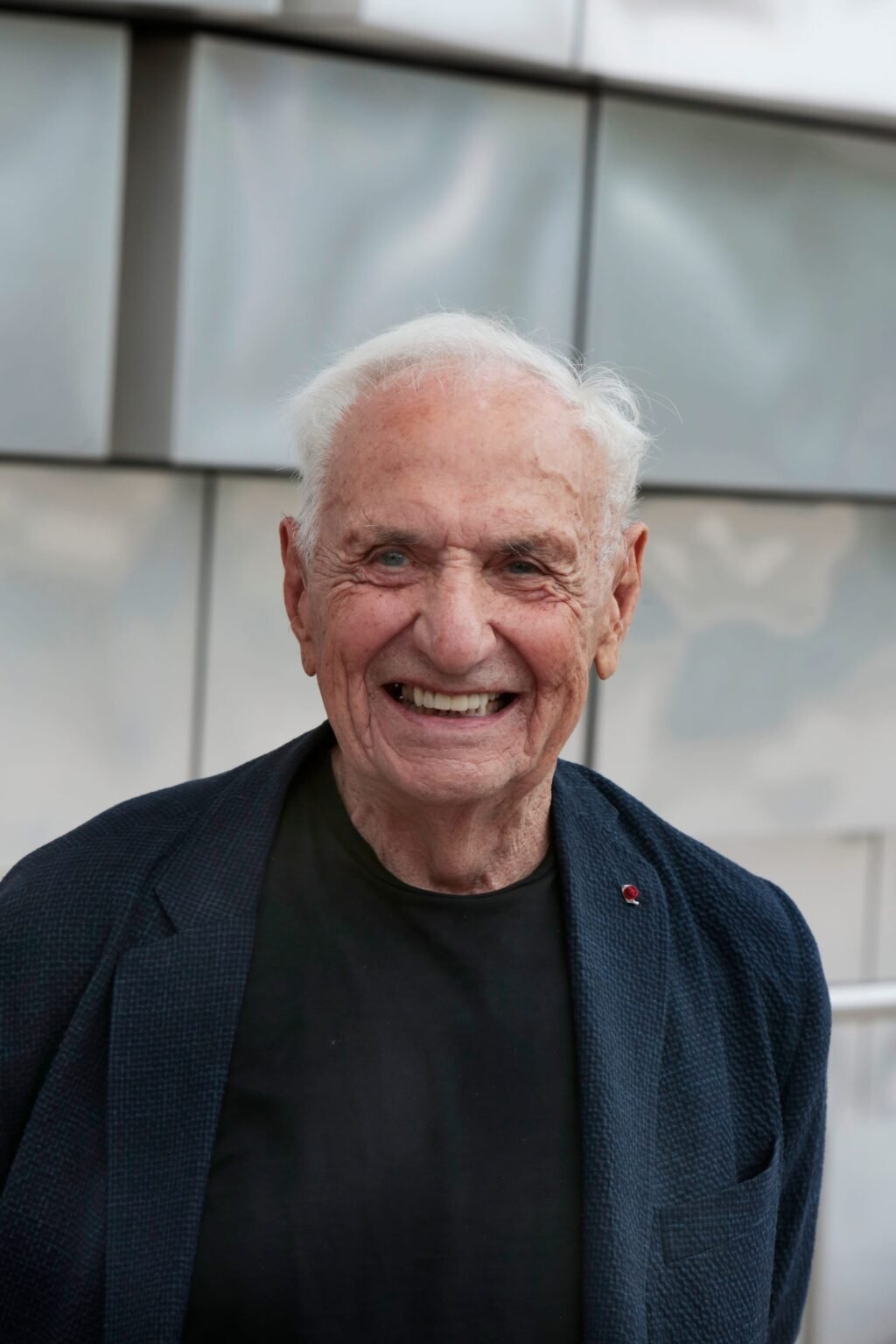 Architect Frank Gehry, Who Turned Buildings Into Sculptures, Dies at 96