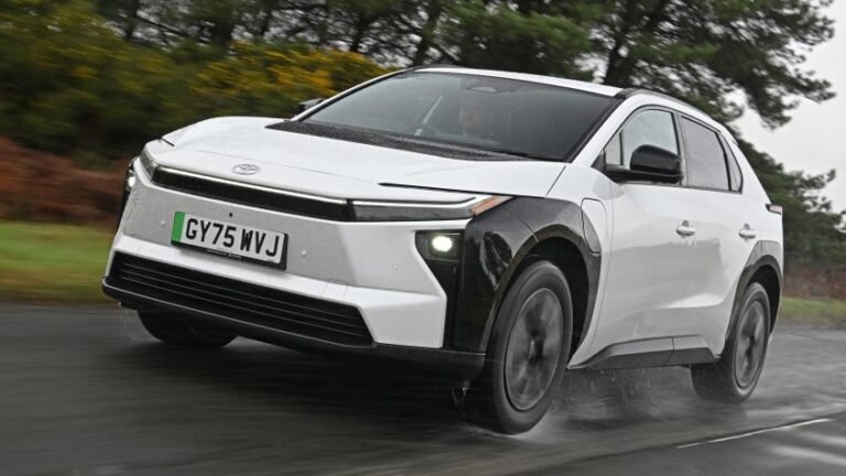 Toyota bZ4X 2025 - pictures