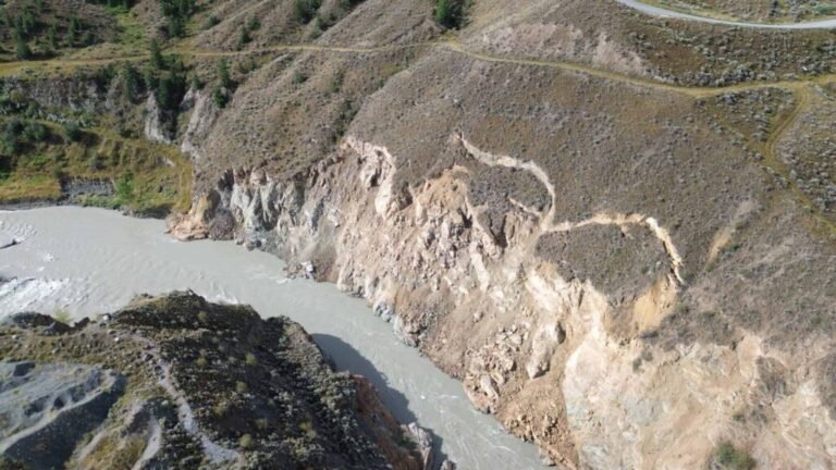 The evolving landslide threat at Farwell Canyon on the Chilcotin River in British Columbia