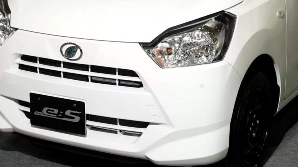 Daihatsu Built A Sleeper Kei Car With A Roll Cage And It’s Headed For Sale