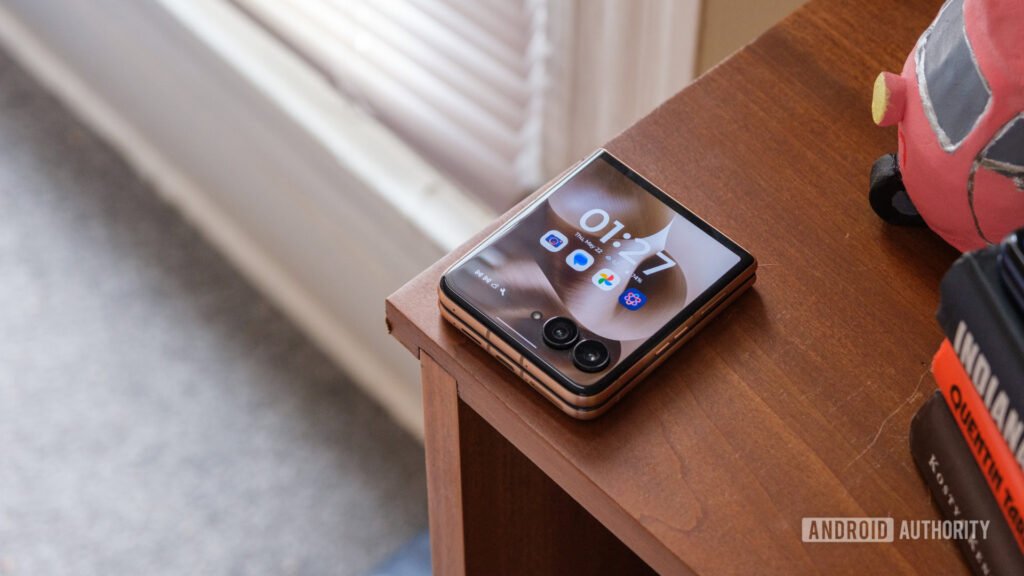 Hot deal: Pay only $999.99 for a 1TB Motorola Razr Ultra, Watch Fit, and Buds Plus!