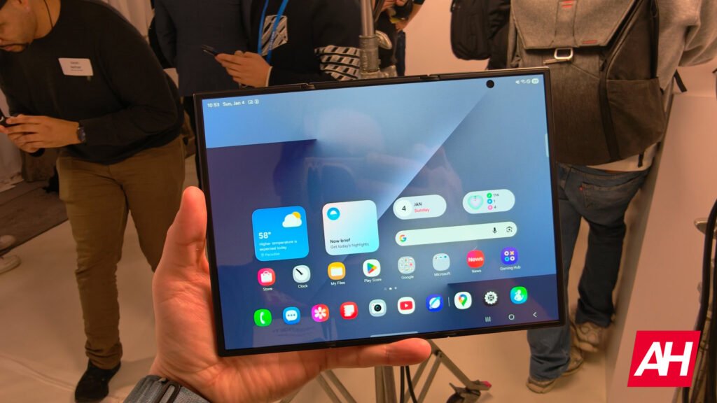 Early Galaxy Z TriFold Owners Report Dead Inner Displays—One After Just 5 Days