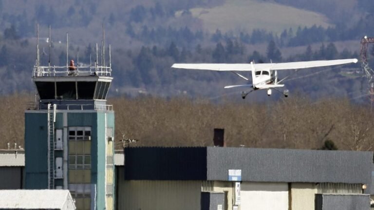 Pilot unharmed after aircraft crashes into trees at Oregon airport, gets stuck