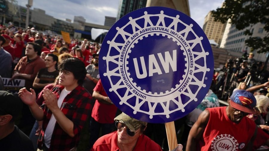 Ford worker who heckled Trump not disciplined: UAW