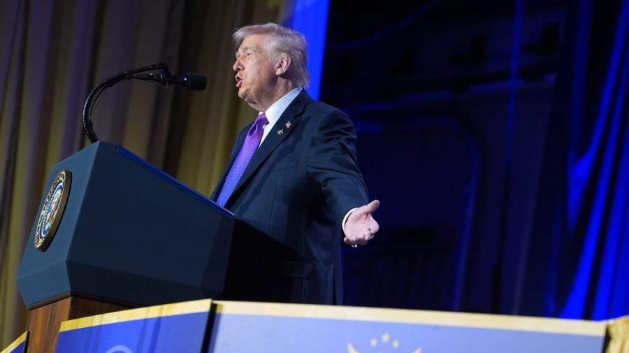 Trump uses prayer breakfast to bash rivals